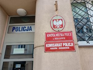 Na zdjęciu tabliczka z napisem Komenda Miejska Policji w Rzeszowie.