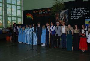 Na zdjęciu uczniowie Zespołu szkół Zawodowych w Dynowie podczas występu.