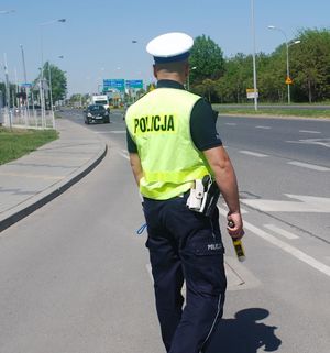 Na zdjęciu umundurowany policjant ruchu drogowego.