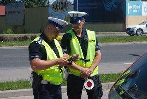 Na zdjęciu dwóch umundurowanych policjantów ruchu drogowego.