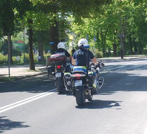 Na zdjęciu dwóch policjantów na służbowych motocyklach.