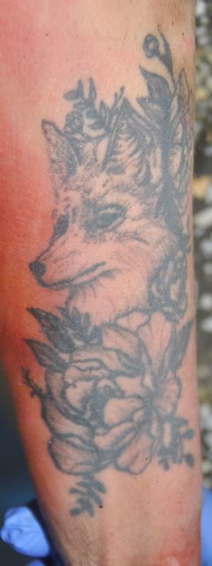 Na zdjęciu tatuaż z wizerunkiem lisa oraz kwiatu róży.