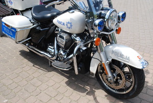 Na zdjęciu policyjny motocykl.