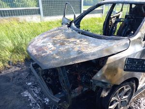 Na zdjęciu spalony samochód.