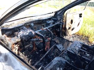 Na zdjęciu spalony samochód.