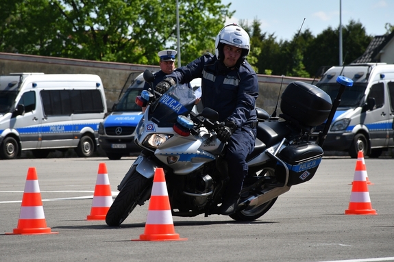 Na zdjęciu umundurowany funkcjonariusz na służbowym motocyklu podczas zawodów &quot;Policjant uchu Drogowego&quot;.