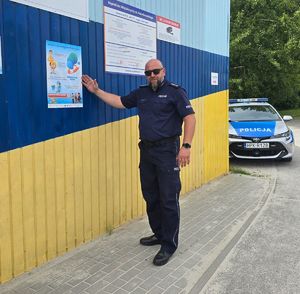 Na zdjęciu umundurowany policjant.