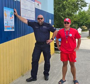 Na zdjęciu umundurowany policjant i ratownik z miejskiego kąpieliska Żwirownia w Rzeszowie.