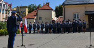 Na zdjęciu stoi tyłem Dowódca uroczystości, I Zastępca Komendanta Miejskiego Policji w Rzeszowie mł. insp. Wacław Sudoł, na wprost niego mianowani policjanci.