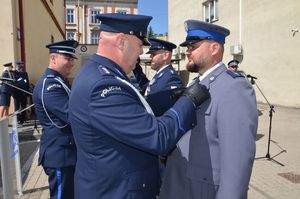 Na zdjęciu od lewej: I Zastępca Komendanta Wojewódzkiego Policji w Rzeszowie podinsp. Piotr Stępka i asp. sztab. Mieczysław Klimek wręczają pamiątkowe medale.