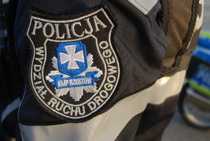 Na zdjęciu naszywka Wydziału Ruchu Drogowego Komendy Miejskiej Policji w Rzeszowie.