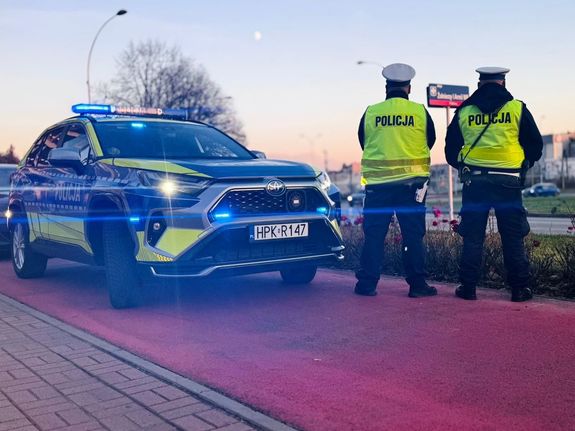 Na zdjęciu dwóch umundurowanych policjantów ruchu drogowego.
