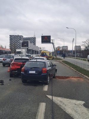 Na zdjęciu toyota corolla oraz inny pojazd biorący udział w zdarzeniu. W tle inne pojazdy.