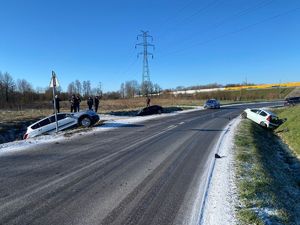 Na zdjęciu pojazdy biorące udział w kolizji.