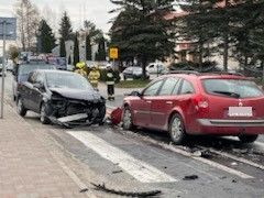 Na zdjęciu dwa pojazdy biorące udział w zderzeniu.