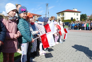 Na zdjęciu dzieci z przedszkola biorące udział w uroczystości.