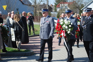 Na zdjęciu od lewej Komendant Miejski Policji w Rzeszowie insp. Bogusław Kania, aspirant sztabowy Paweł Maj. W tke  goście bioroący udział w uroczystości.