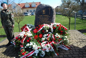 Na zdjęciu pamiątkowy obelisk, pod którym złożono kwiaty w hołdzie zamordowanych żołnierzy i funkcjonariuszy.