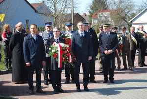 Na zdjęciu delegacje uczestników z kwiatami.