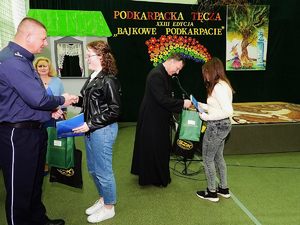 Na zdjęciu Zastępca Komendanta Miejskiego Policji w Rzeszowie mł. insp. Marek Worek wręczający nagrodę laureatce konkursu. W tle inny zaproszeni goście.