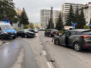 Na zdjęciu po lewej stronie ambulans ekipy wypadkowej rzeszowskiej drogówki oraz  inne pojazdy.