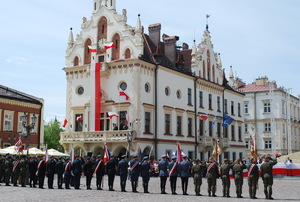 Na zdjęciu rzeszowski Ratusz, stojące plecami poczty sztandarowe służb mundurowych.