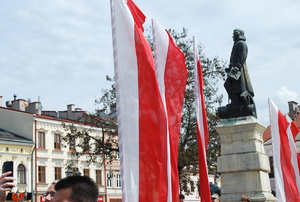 na zdjęciu pomnik Adama Miskiewicza i powiewające flagi.