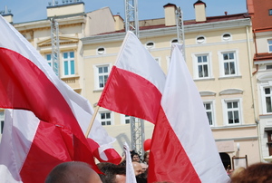 Na zdjęciu powiewające flagi.