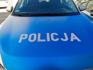 Na zdjęciu maska policyjnego radiowozu z napisem policja.