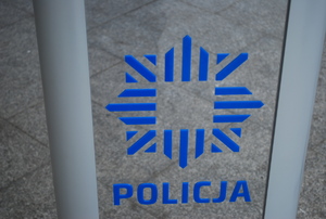 Na zdjęciu logo i napis policja.