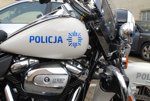 Na zdjęciu fragment policyjnego motocykla z napisem policja.