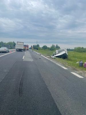 Na zdjęciu dwa pojazdy marki renault laguna, które zderzyły się ze sobą.