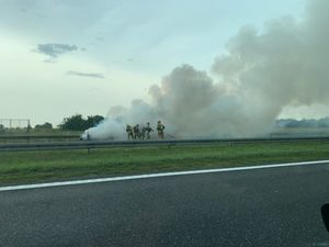 Na zdjęciu dymiące się pojazdy i strażacy.