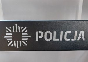 Na zdjęciu logo i napis policja.