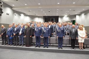 Na zdjęciu w zaproszeni goście, przedstawiciele służb mundurowych, policjanci oraz ich rodziny.