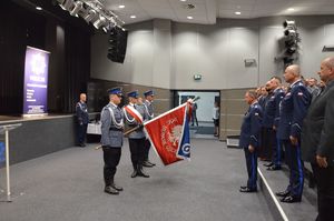 Na zdjęciu Poczet Sztandarowy Komendy Miejskiej Policji w Rzeszowie przed I Zastępcą Komendanta Wojewódzkiego Policji w Rzeszowie insp. Stanisławą Sekułą, bok zaproszeni goście, z tyłu policjanci.