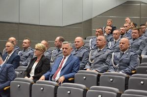 Na zdjęciu zaproszeni Starosta Rzeszowski Józef Jodłowski, kadra kierownicza Komendy Miejskiej Policji w Rzeszowie i awansowani funkcjonariusze.