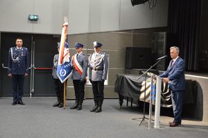 Na zdjęciu od prawej: przy mównicy stoi Starosta Rzeszowski Józef Jodłowski, dalej Poczet Sztandarowy Komendy Miejskiej Policji w Rzeszowie oraz Zastępca Komendanta Miejskiego Policji w Rzeszowie mł. insp. Wacław Sudoł.