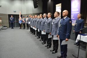 Na zdjęciu w szeregi stoją mianowani policjanci.