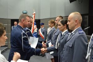 I Zastępca Komendanta Wojewódzkiego Policji w Rzeszowie insp. Stanisław Sekuła i Komendant Miejski Policji w Rzeszowie insp. Bogusław Kania wręczają akty mianowania na wyższe stopnie policyjne funkcjonariuszom rzeszowskiej komendy.