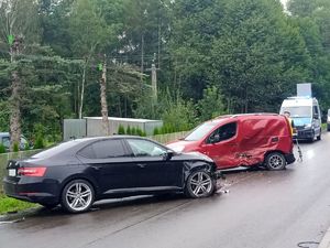 Na zdjeciu pojazdy biorące udział w  zdarzeniu drogowym w Błażowej, w dali radiowóz policyjny.