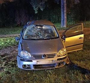 Na zdjęciu uszkodzony pojazd volkswagen.