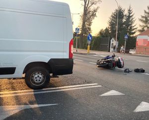 Na zdjęciu dostawczy citroen i leżący na jezdni motocykl.