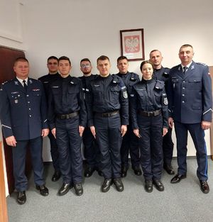 Na zdjęciu,  z lewej strony I zastępca Komendanta Miejskiego Policji w Rzeszowie młodszy inspektor Marek Worek, z prawej strony  zastępca Komendanta Miejskiego młodszy inspektor Wacław Sudoł, pomiędzy nimi nowo przyjęci policjanci.