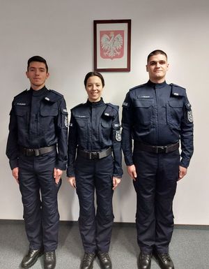 Na zdjeciu nowo przyjęci policjanci.