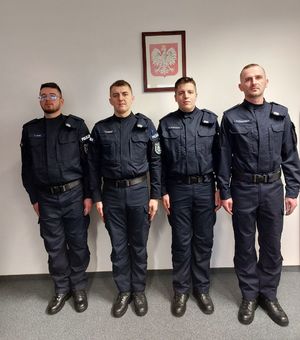 Na zdjęciu nowo przyjęci policjanci.