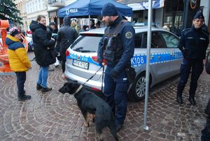 Na zdjęciu przewodnik psa wraz z policynym psem.