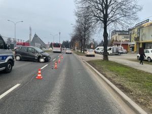 Na zdjęciu uszkodzony pojazd mercedes, z lewej strony radiowóz policyjny.