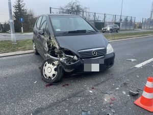 Na zdjeciu uszkodzony samochód mercedes.