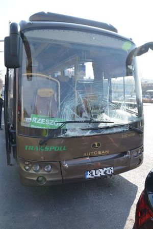 Na zdjęciu autobus z rozbitą szybą czołową.